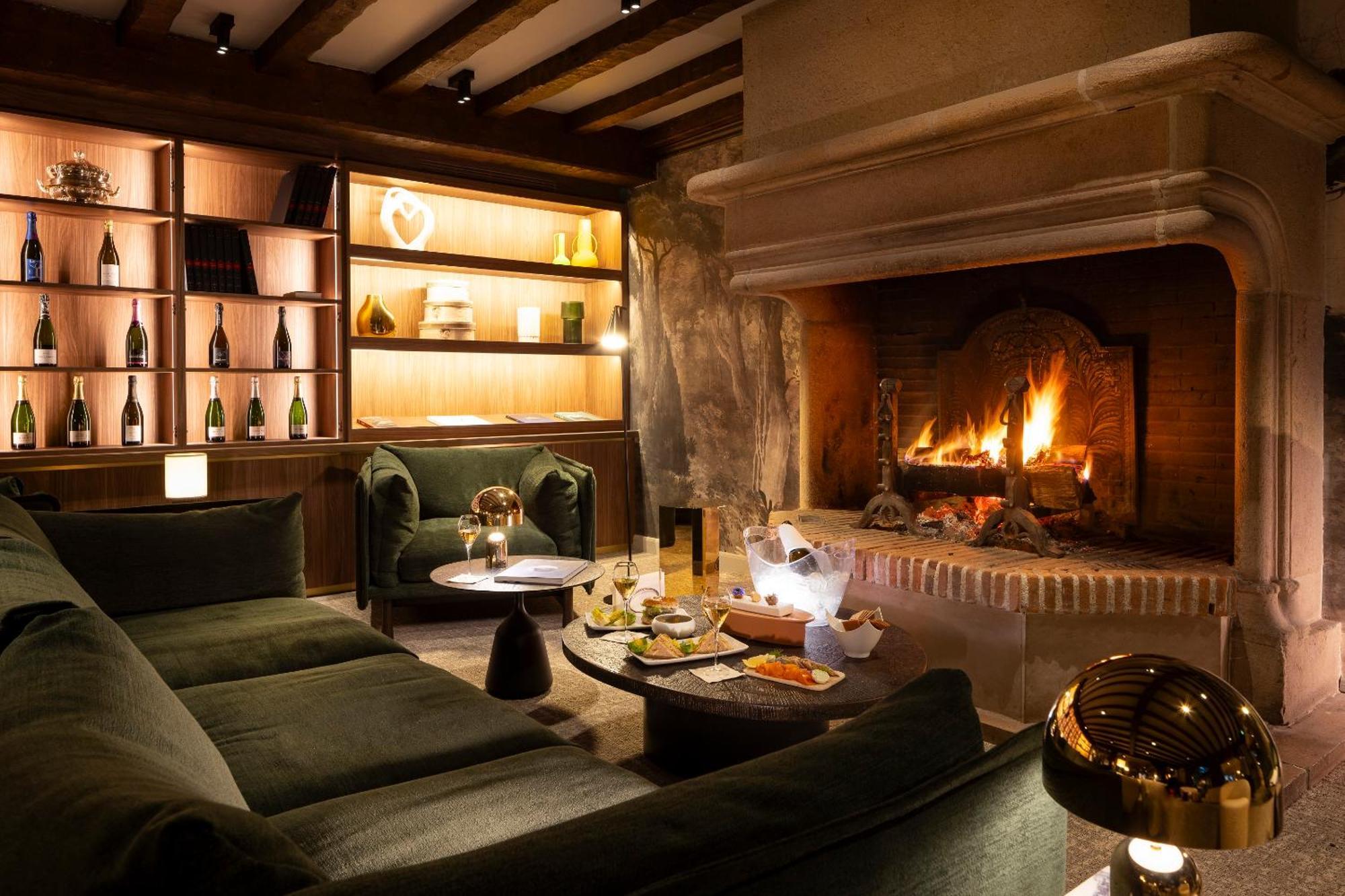 Hostellerie Briqueterie & Spa Champagne Vinay  Екстер'єр фото The fireplace at the bar