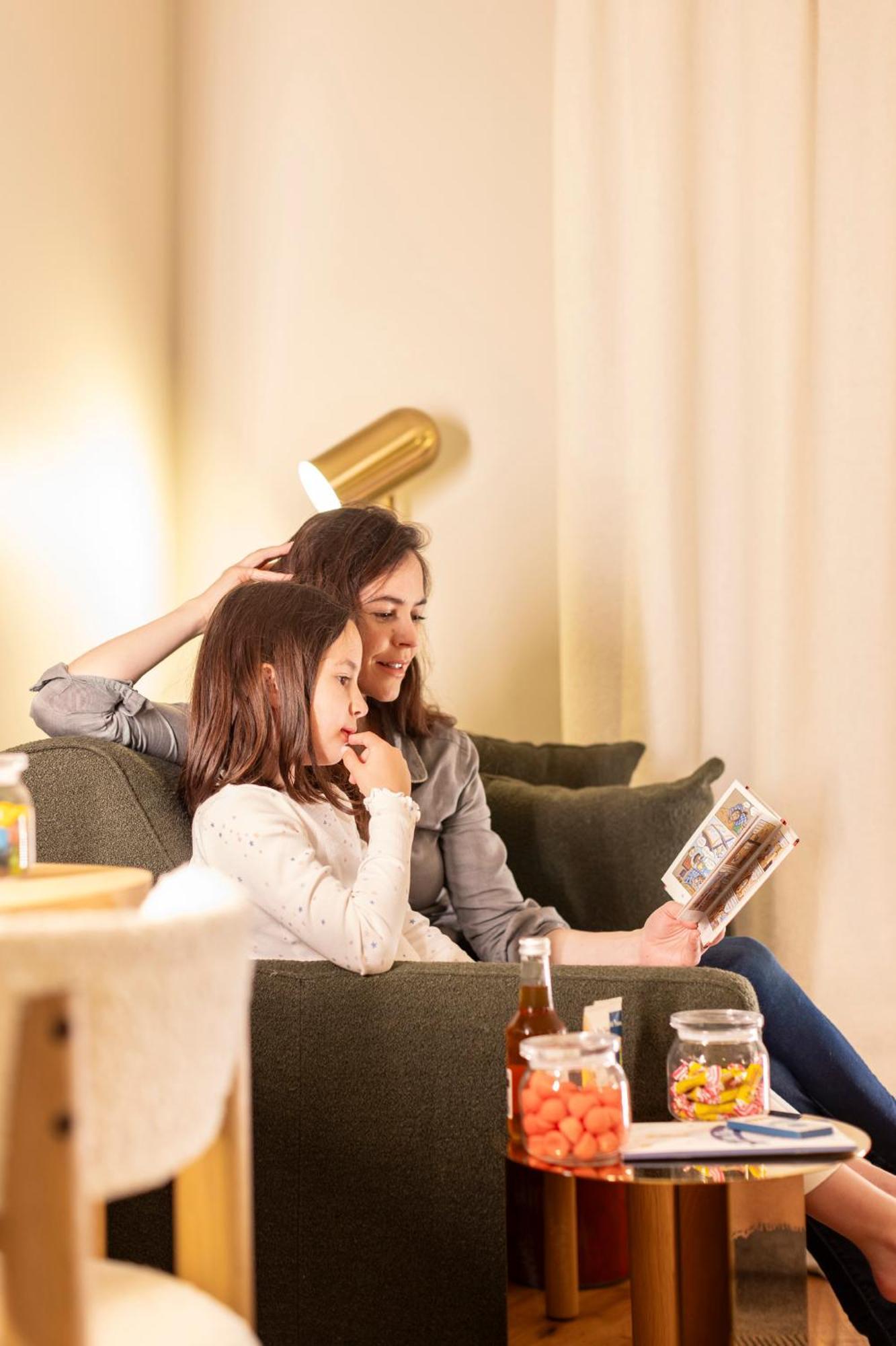 Hostellerie Briqueterie & Spa Champagne Vinay  Екстер'єр фото A mother and daughter looking at a photo album together